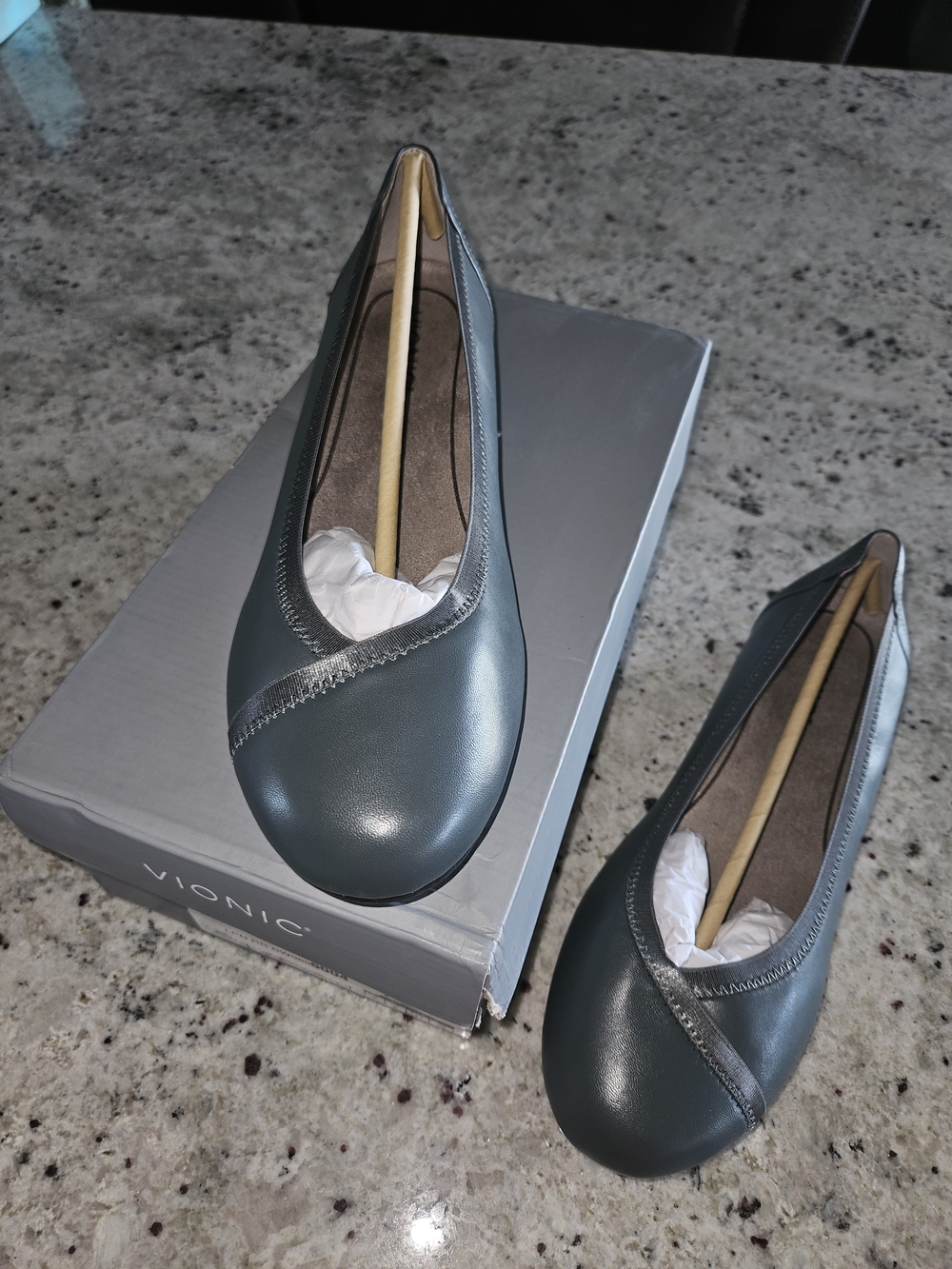 BRAND NEW, NEVER WORN Vionic Women's Leather Ballet Flats in Teal